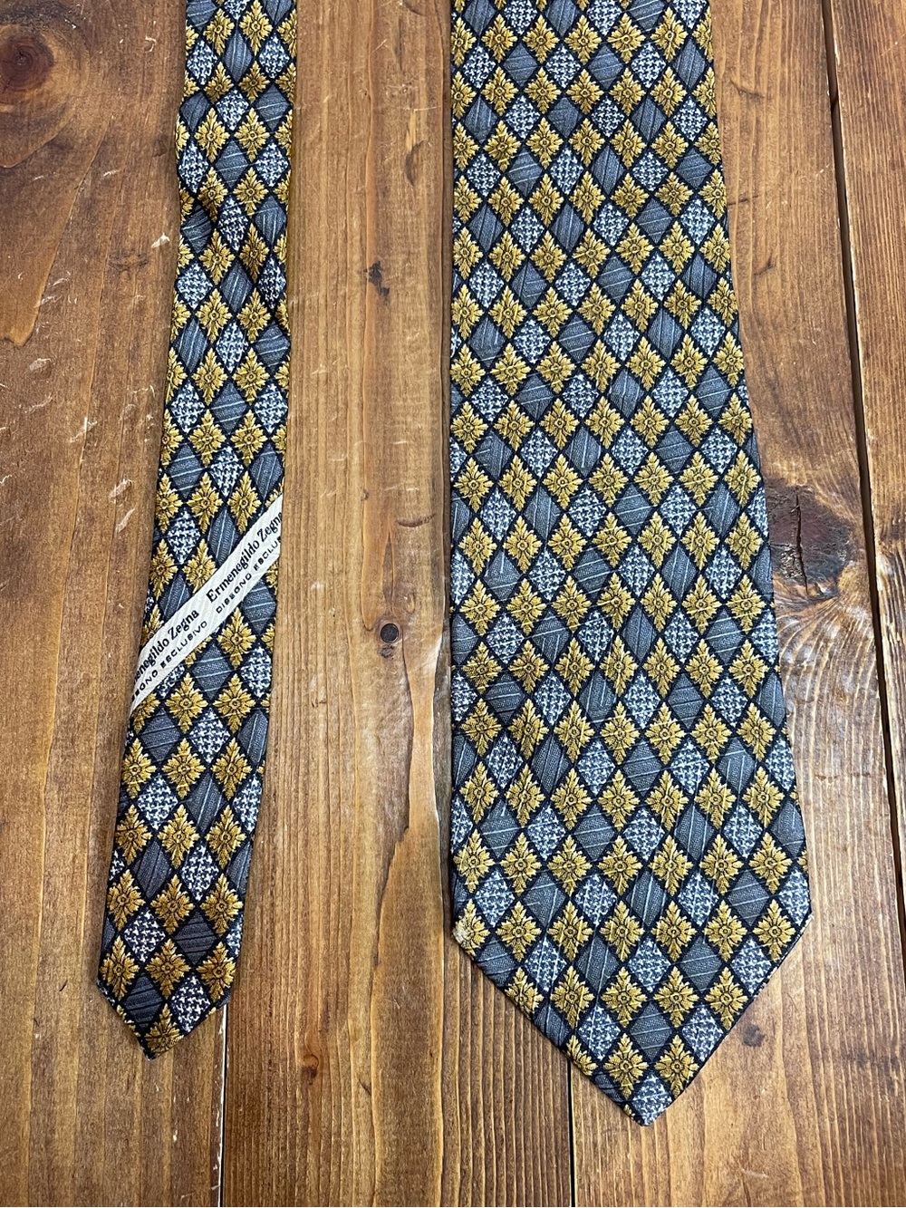 Ermenegildo Zegna Mens silk neck tie gray and gold diamond